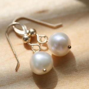 Classic Round Freshwater Pearl Earrings,wire..