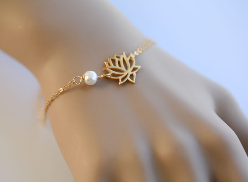 Gold lotus bracelet,Wire wrapped pearl.customize birthstone,bridesmaid gifts,birthday,simply daily jewelry,freshwater pearl